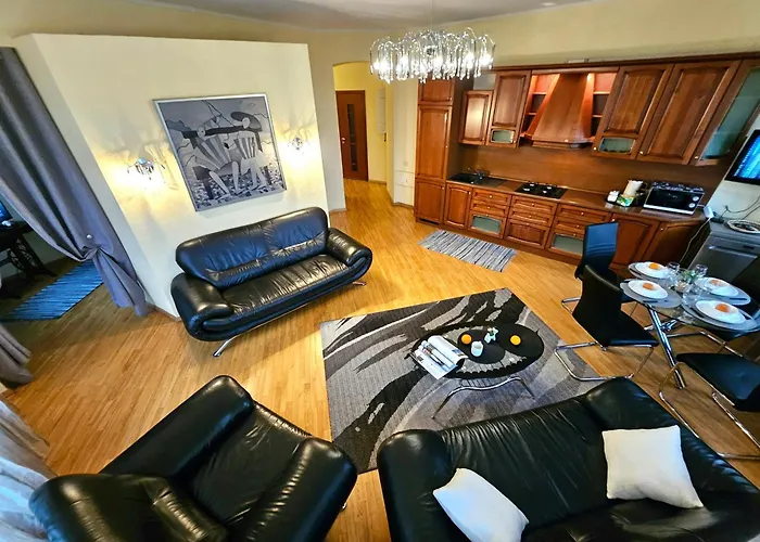 Old Town With Stunning River View Steps By Dome Square And Presidential Castle 里加